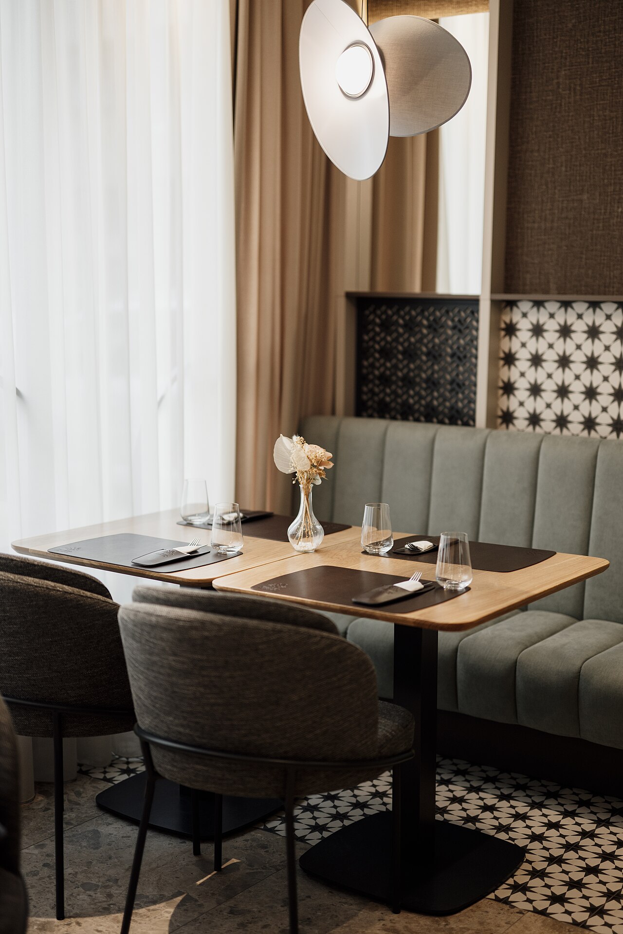 Dramatyczne oświetlenie wnętrza restauracji